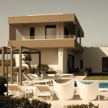 Gardenia, De Luxe Avec Piscine A Debordement